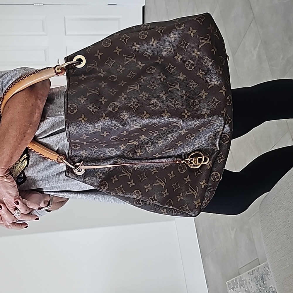 Louis Vuitton Artsy monogram bag